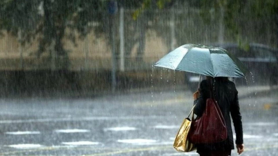 Πέφτει κι άλλο η θερμοκρασία σήμερα – Βροχές και καταιγίδες